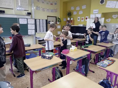 Podane-ruce-emoce-3-4