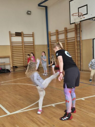 Sebeobrana-vyuk.-program-1.-trida-12