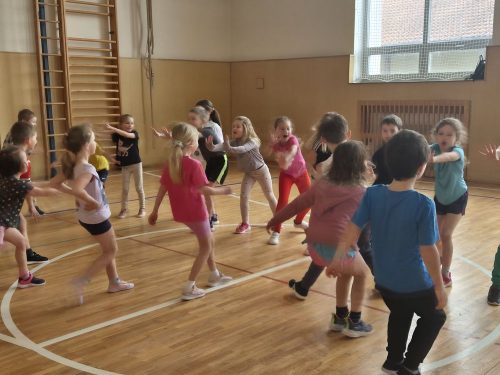 Sebeobrana-vyuk.-program-1.-trida-4