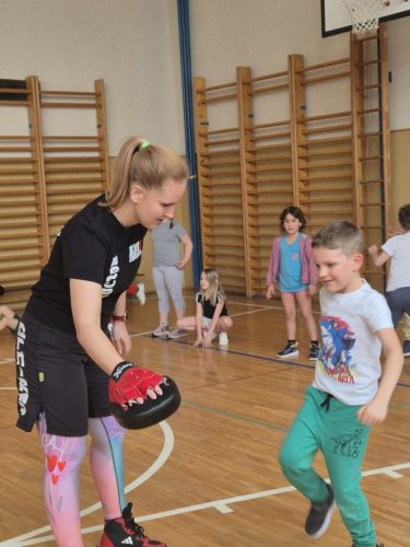Sebeobrana-vyuk.-program-1.-trida-8