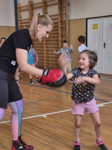 Sebeobrana-vyuk.-program-1.-trida-9